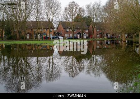 Colnbrook, Slough, Berkshire, Großbritannien. Februar 2024. Hochwasser aus dem Colne Brook in Colnbrook, Slough, Berkshire. Für den Colne Brook in Iver und Colnbrook in Berkshire gibt es einen Hochwasseralarm. Quelle: Maureen McLean/Alamy Live News Stockfoto