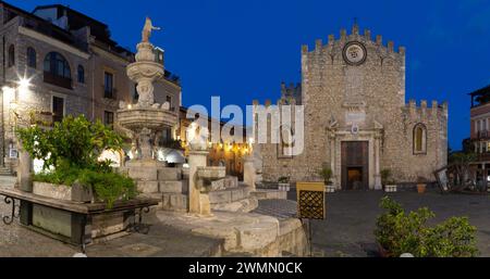 Taormina - die Piazza del Duomo - (Kirche st. Pancrazio) in der Abenddämmerung. Stockfoto