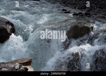 Sunwapta Falls iis ein spektakulärer Wasserfall nur 18 Meter hoch über einem Felsrand im Jasper National Park in Alberta in Kanadas Rocky Mountains Stockfoto
