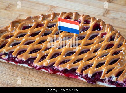 Limburger Kirschvlaai mit niederländischer Flagge, traditionelles Gebäck, das in den Niederlanden beliebt ist Stockfoto