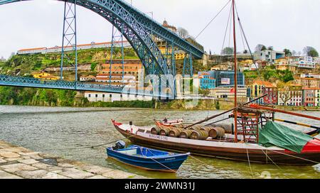 Typische Flachbodenboote, Rabelos- und Luis-I-Brücke, Dom-Luís-Brücke, Fluss Douro, Altstadt, Weltkulturerbe, Porto, Porto, Portugal, Europa Stockfoto