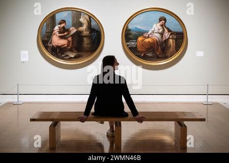 London, Großbritannien. 27. Februar 2024. [Bild nur für die Presse in Bezug auf diese Ausstellung] Ein Mitarbeiter mit (L) „Design“, 1780, und „Composition“, 1780, bei der Vorschau von „Angelica Kauffman“, einer neuen Ausstellung an der Royal Academy of Arts in Piccadilly. Angelica Kauffman (1741–1807) war eine der berühmtesten Künstlerinnen des 18. Jahrhunderts und Gründungsmitglied der Royal Academy. Zu sehen sind ihre historischen Gemälde, Porträts, Selbstporträts und Deckengemälde. Die Ausstellung findet vom 1. März bis zum 30. Juni 2024 statt. Quelle: Stephen Chung / Alamy Live News Stockfoto