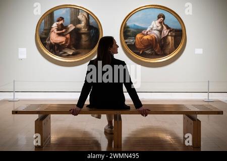 London, Großbritannien. 27. Februar 2024. [Bild nur für die Presse in Bezug auf diese Ausstellung] Ein Mitarbeiter mit (L) „Design“, 1780, und „Composition“, 1780, bei der Vorschau von „Angelica Kauffman“, einer neuen Ausstellung an der Royal Academy of Arts in Piccadilly. Angelica Kauffman (1741–1807) war eine der berühmtesten Künstlerinnen des 18. Jahrhunderts und Gründungsmitglied der Royal Academy. Zu sehen sind ihre historischen Gemälde, Porträts, Selbstporträts und Deckengemälde. Die Ausstellung findet vom 1. März bis zum 30. Juni 2024 statt. Quelle: Stephen Chung / Alamy Live News Stockfoto