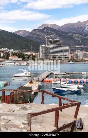 Budva, Montenegro - 13. Februar 2024: Boote legten an der Küste von Budva an, einer beliebten Stadt an der Adria in Montenegro. Stockfoto