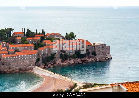 Budva, Montenegro - 13. Februar 2024: Sveti Stefan ist eine Stadt in der Gemeinde Budva an der Adriaküste Montenegros, etwa 6 km südlich Stockfoto