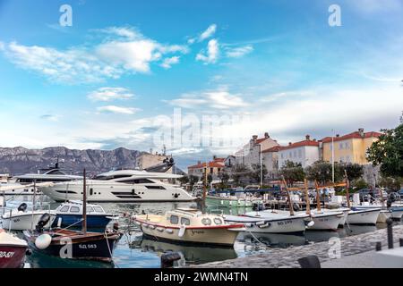 Budva, Montenegro - 13. Februar 2024: Boote legten an der Küste von Budva an, einer beliebten Stadt an der Adria in Montenegro. Stockfoto