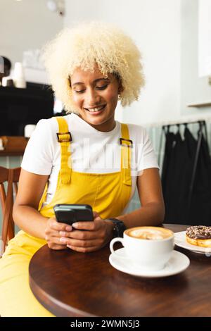 Die junge birassische Frau genießt eine Kaffeepause Stockfoto