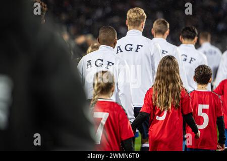 Aarhus, Dänemark. Februar 2024. Die Spieler der AGF treten im Ceres Park in Aarhus in das Spiel der 3F Superliga zwischen Aarhus GF und dem FC Midtjylland ein. (Foto: Gonzales Foto - Morten Kjaer). Stockfoto