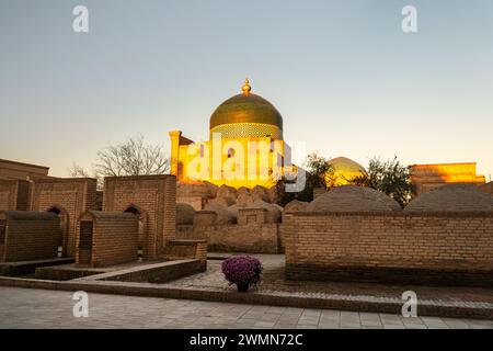 Gräber in der Nähe des Pakhlavan Makhmoud Mausoleums, der antiken Stadt Itchan Kala, der orientalischen Architektur, des kulturellen Erbes, der Region Khorezm Stockfoto