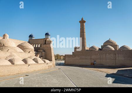 Blick auf Itchan Kala (Altstadt oder Innenstadt). Chiwa Stadt, Usbekistan. Die Straßen der mittelalterlichen Stadt des Chorezm-Königreichs. Stockfoto