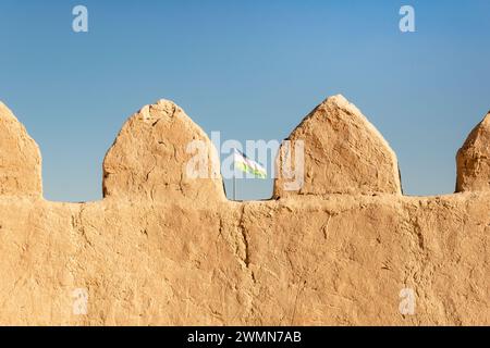 Nahaufnahme der Stadtmauer der antiken Stadt Itchan Kala bei Sonnenaufgang, orientalische Architektur, Tierwelt, Chiwa, Usbekistan. Obere Seite der Wand von Ichan-Kala fortre Stockfoto