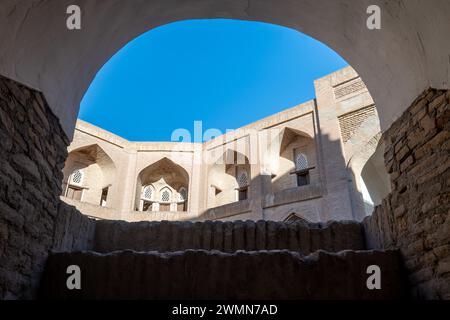 Wunderschöner Blick auf mittelalterliche Architektur und blauen Himmel vom Fenster Stockfoto