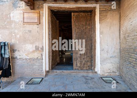 Eingangstür der Juma-Moschee und ihrer Holzsäulen in Chiwa, Usbekistan. Stockfoto