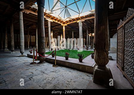 Kolonnade aus hölzernen Säulen, Inneres der Juma Moschee. Berühmte Moschee aus dem 10. Jahrhundert, Meisterwerk mittelalterlicher Handwerkskunst. Ausgewählter Fokus. Chiwa, Stockfoto