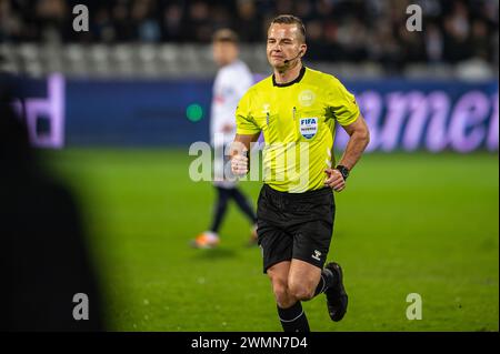 Aarhus, Dänemark. Februar 2024. Schiedsrichter Morten Krogh wurde während des 3F Superliga-Spiels zwischen Aarhus GF und FC Midtjylland im Ceres Park in Aarhus gesehen. (Foto: Gonzales Foto - Morten Kjaer). Stockfoto