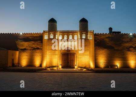 Das antike Zindan-Gebäude und das Eingangstor zur Festung in der Stadt Chiwa in Chorezm. Kohna Ark Tore des Palastes in der Nacht Stockfoto