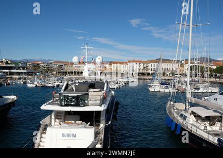 La Ville de plaisance de Saint Raphaël se situe dans le Département du Var. EN hiver, la ville bénéficie d'un climat très doux. Stockfoto