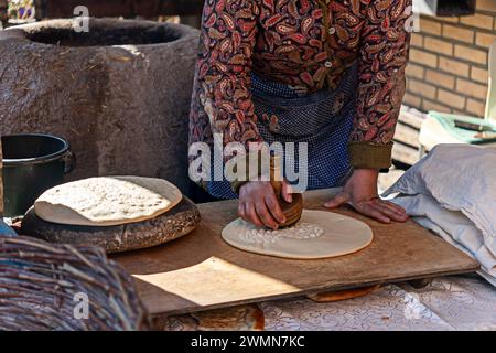 Frauen machen traditionelles Tandoori-Brot in Chiwa, Usbekistan. Stockfoto