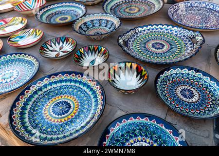 Antike Stadt Buchara Markt von Keramik Geschirr. Die blaue Platte ist ein traditionelles Handwerk Usbekistans. Stockfoto