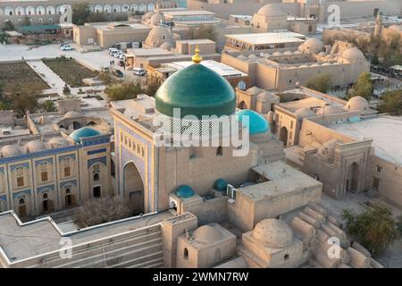 Historische Gebäude von Chiwa (Usbekistan) von oben. Das Gebäude mit grüner Kuppel ist das Mausoleum von Pahlavan Mahmoud. Vordergrund: Mazar-i-Sharif Madrasah Stockfoto