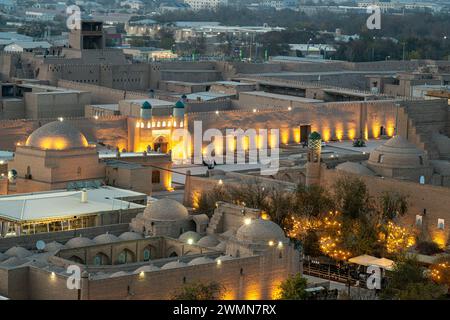 Das antike Zindan-Gebäude und das Eingangstor zur Festung in der Stadt Chiwa in Chorezm. Kohna Ark Tore des Palastes bei Nacht, Blick von oben Stockfoto