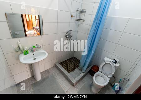 Innenraum eines kleinen Badezimmers kombiniert mit einem Badezimmer, Duschbad in einem Gästehaus Stockfoto