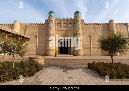 Im Innenhof des Nurullabai-Palastes (der Residenz der Chiwa Khans) an einem sonnigen Tag. Der Sommerpalast des Khans. Stockfoto