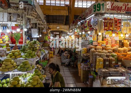 Inneres des Ben Thanh Markts in Ho Chi Minh City, Saigon. Der Markt ist eine der beliebtesten Attraktionen von Ho Chi Minh City. Stockfoto