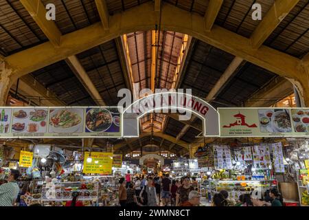 Inneres des Ben Thanh Markts in Ho Chi Minh City, Saigon. Der Markt ist eine der beliebtesten Attraktionen von Ho Chi Minh City. Stockfoto