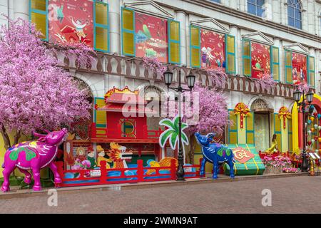 Mondneujahrsdekoration auf Diamond Plaza, einem der ältesten Einkaufszentren in Ho Chi Minh City, Vietnam Stockfoto