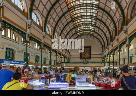 Innenraum des zentralen Postamtes von Saigon in Ho-Chi-Minh-Stadt, Vietnam. Sie wurde zwischen 1886 und 1891 errichtet. Stockfoto