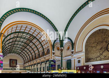 Innenraum des zentralen Postamtes von Saigon in Ho-Chi-Minh-Stadt, Vietnam. Sie wurde zwischen 1886 und 1891 errichtet. Stockfoto