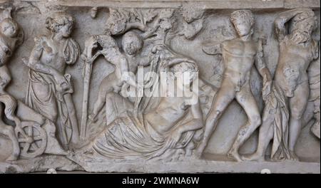 Sarkophag mit Darstellungen des betrunkenen Dionysos und Ariadne. Luni-Marmor. 160-180 N. CHR. Rom. Über Appia. Nationales Römisches Museum (Diokletianbäder Stockfoto