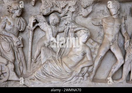 Sarkophag mit Darstellungen des betrunkenen Dionysos und Ariadne. Luni-Marmor. 160-180 N. CHR. Rom. Über Appia. Nationales Römisches Museum (Diokletianbäder Stockfoto