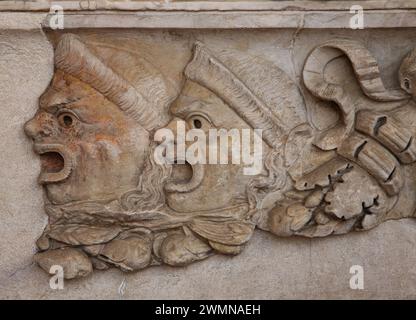 Sarkophag mit Girlanden, Cupiden und Theatermasken dekoretiert. Deckel mit Jahreszeiten dekoriert. 2. Jahrhundert. Nationales Römisches Museum (Diokletian-Bäder). Stockfoto