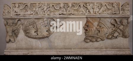 Sarkophag mit Girlanden, Cupiden und Theatermasken dekoretiert. Deckel mit Jahreszeiten dekoriert. 2. Jahrhundert. Nationales Römisches Museum (Diokletian-Bäder). Stockfoto