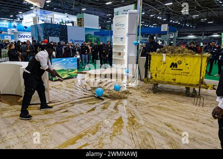 Paris, Frankreich. Februar 2024. Dung wurde von wütenden Landwirten auf dem Lactalis Stand auf der Internationalen Landwirtschaftsausstellung in Paris, Frankreich, abgeladen Stockfoto