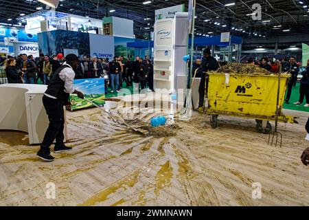 Paris, Frankreich. Februar 2024. Dung wurde von wütenden Landwirten auf dem Lactalis Stand auf der Internationalen Landwirtschaftsausstellung in Paris, Frankreich, abgeladen Stockfoto