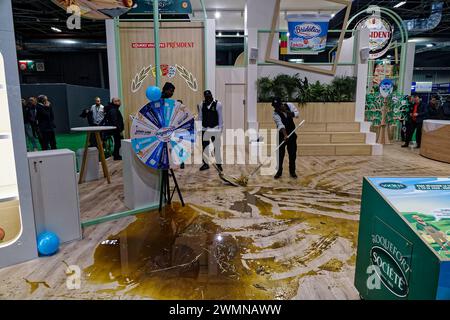 Paris, Frankreich. Februar 2024. Dung wurde von wütenden Landwirten auf dem Lactalis Stand auf der Internationalen Landwirtschaftsausstellung in Paris, Frankreich, abgeladen Stockfoto
