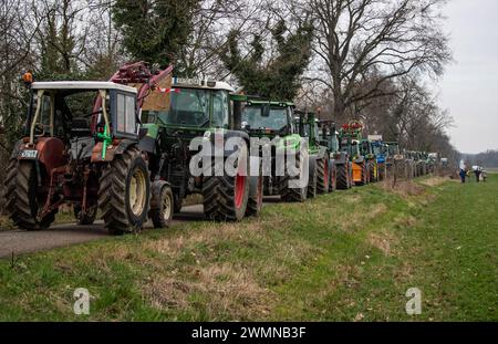 Freiburg, Deutschland. Februar 2024. Am Rande des Besuchs von Bundeskanzler Scholz demonstrieren Bauern aus der Region gegen die aktuelle Bundesregierung. Die Traktoren der Bauern wurden in und um ein bewaldetes Gebiet geparkt. Quelle: Christoph Schmidt/dpa/Alamy Live News Stockfoto