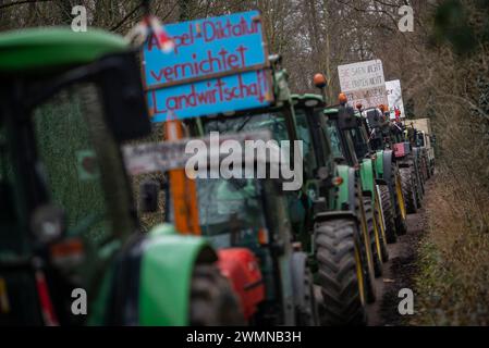 Freiburg, Deutschland. Februar 2024. Am Rande des Besuchs von Bundeskanzler Scholz demonstrieren Bauern aus der Region gegen die aktuelle Bundesregierung. Zu diesem Zweck wurden die Traktoren der Bauern in ein bewaldetes Gebiet geführt. Quelle: Christoph Schmidt/dpa/Alamy Live News Stockfoto