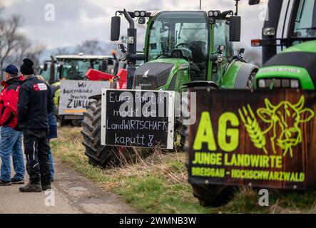 Freiburg, Deutschland. Februar 2024. Am Rande des Besuchs von Bundeskanzler Scholz demonstrieren Bauern aus der Region gegen die aktuelle Bundesregierung. "Ihre Politik zerstört die Landwirtschaft!" Steht auf einem Traktorschild. Quelle: Christoph Schmidt/dpa/Alamy Live News Stockfoto