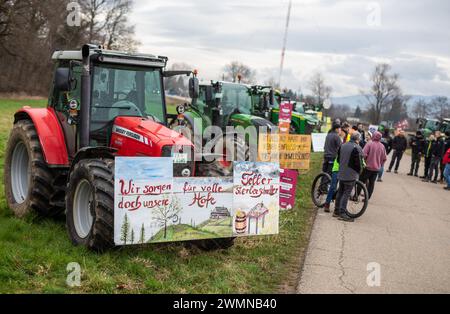 Freiburg, Deutschland. Februar 2024. Am Rande des Besuchs von Bundeskanzler Scholz demonstrieren Bauern aus der Region gegen die aktuelle Bundesregierung. Quelle: Christoph Schmidt/dpa/Alamy Live News Stockfoto