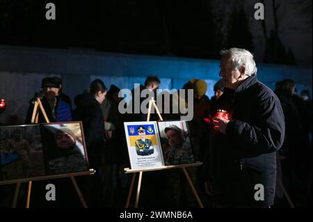 LVIV, UKRAINE - 23. FEBRUAR 2024 - Mitglieder der Öffentlichkeit zollen den Verteidigern der Ukraine, die im Kampf auf dem Lytschakiw-Friedhof vor dem zweiten Jahrestag der russischen Invasion in Lviv, Westukraine, ums Leben gekommen sind, ihre Anerkennung. Stockfoto