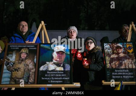 LVIV, UKRAINE - 23. FEBRUAR 2024 - Mitglieder der Öffentlichkeit zollen den Verteidigern der Ukraine, die im Kampf auf dem Lytschakiw-Friedhof vor dem zweiten Jahrestag der russischen Invasion in Lviv, Westukraine, ums Leben gekommen sind, ihre Anerkennung. Stockfoto