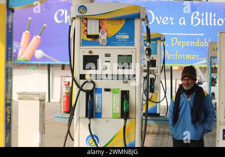 Riesiger Rush bei Benzinpumpen im Streik von Transportern 02.Januar 2024, Srinagar Kashmir, Indien : ein Mitarbeiter steht vor einer geschlossenen Tankstelle in Srinagar. Massiver Ansturm auf Tankstellen in der ganzen Stadt Srinagar während landesweiter Streiks von Transportern gegen das Gesetz der Bharatiya Nyay Sanhita BNS, das indische Strafgesetzbuch aus der Kolonialzeit ersetzt. Fahrer, die durch fahrlässiges Fahren einen schweren Verkehrsunfall verursachen und weglaufen, ohne die Polizei oder einen Beamten der Verwaltung zu informieren, können mit einer Strafe von bis zu 10 Jahren oder einer Geldstrafe von 7 Rupien bestraft werden. Januar 2024 Stockfoto