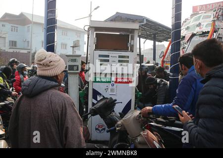 Riesen Rush at Petrol Pumps Amid Strike by Transporters 02.2024, Srinagar Kashmir, Indien: Kashmiri-Motorradfahrer stehen in einer Warteschlange an einer Tankstelle in Srinagar. Massiver Ansturm auf Tankstellen in der ganzen Stadt Srinagar während landesweiter Streiks von Transportern gegen das Gesetz der Bharatiya Nyay Sanhita BNS, das indische Strafgesetzbuch aus der Kolonialzeit ersetzt. Fahrer, die durch fahrlässiges Fahren einen schweren Verkehrsunfall verursachen und weglaufen, ohne die Polizei oder einen Beamten der Verwaltung zu informieren, können mit einer Strafe von bis zu 10 Jahren oder einer Geldstrafe von 7 Rupien bestraft werden. Am 0. Januar Stockfoto