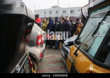 Riesen Rush at Petrol Pumps Amid Strike by Transporters 02.2024, Srinagar Kashmir, Indien: Die Menschen aus Kaschmir stehen in einer Warteschlange an einer Tankstelle in Srinagar. Massiver Ansturm auf Tankstellen in der ganzen Stadt Srinagar während landesweiter Streiks von Transportern gegen das Gesetz der Bharatiya Nyay Sanhita BNS, das indische Strafgesetzbuch aus der Kolonialzeit ersetzt. Fahrer, die durch fahrlässiges Fahren einen schweren Verkehrsunfall verursachen und weglaufen, ohne die Polizei oder einen Beamten der Verwaltung zu informieren, können mit einer Strafe von bis zu 10 Jahren oder einer Geldstrafe von 7 Rupien bestraft werden. Januar 2024 Stockfoto