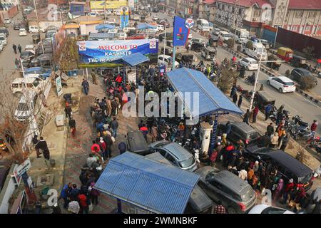 Großer Rausch bei Benzinpumpen im Streik von Transportern 02.Januar 2024, Srinagar Kashmir, Indien : Ein Blick auf die Tankstelle in Srinagar. Massiver Ansturm auf Tankstellen in der ganzen Stadt Srinagar während landesweiter Streiks von Transportern gegen das Gesetz der Bharatiya Nyay Sanhita BNS, das indische Strafgesetzbuch aus der Kolonialzeit ersetzt. Fahrer, die durch fahrlässiges Fahren einen schweren Verkehrsunfall verursachen und weglaufen, ohne die Polizei oder einen Beamten der Verwaltung zu informieren, können mit einer Strafe von bis zu 10 Jahren oder einer Geldstrafe von 7 Rupien bestraft werden. Januar 2024: Srinagar Kaschmir, Indien. Ph Stockfoto