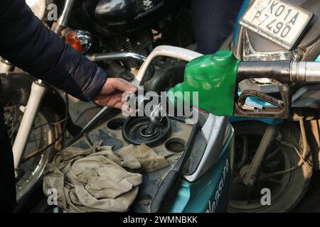 Riesen Rush at Petrol Pumps Amid Strike by Transporters 02.2024, Srinagar Kashmir, Indien : Ein Scooterist füllt den Tank an der Tankstelle in Srinagar. Massiver Ansturm auf Tankstellen in der ganzen Stadt Srinagar während landesweiter Streiks von Transportern gegen das Gesetz der Bharatiya Nyay Sanhita BNS, das indische Strafgesetzbuch aus der Kolonialzeit ersetzt. Fahrer, die durch fahrlässiges Fahren einen schweren Verkehrsunfall verursachen und weglaufen, ohne die Polizei oder einen Beamten der Verwaltung zu informieren, können mit einer Strafe von bis zu 10 Jahren oder einer Geldstrafe von 7 Rupien bestraft werden. Januar 2024, Sr Stockfoto